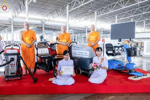 ภาพ No.102438:พิธีถวายอุปกรณ์ทำความสะอาด ณ บ้านแก้วเรือนทองคุณยายอาจารย์ฯ วัดพระธรรมกาย วันเสาร์ที่ 16 ธันวาคม พ.ศ. 2566