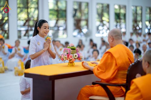 ภาพ No.160845:พิธีเจริญพระพุทธมนต์ และปิดแผ่นทองรูปเหมือน พระเดชพระคุณพระมงคลเทพมุนี (สด จนฺทสโร) พระผู้ปราบมาร จำนวน 3 องค์ วันเสาร์ที่ 5 ตุลาคม พ.ศ. 2567 ณ อาคารปลูกศรัทธา 2 (ชานชลาเดิม) วัดพระธรรมกาย อ.คลองหลวง จ.ปทุมธานี