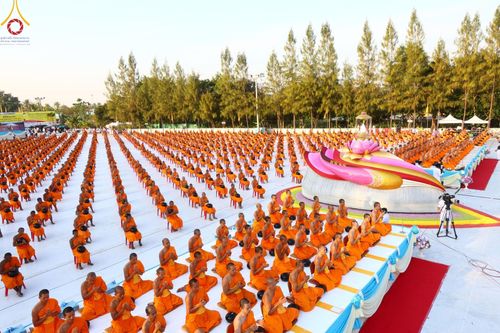 ภาพ No.193001:พิธีตักบาตรพระธรรมยาตรา ณ อนุสรณ์สถานคลองบางนางแท่น อ.สามพราน จ.นครปฐม ในโครงการธรรมยาตรา กตัญญูบูชา มหาปูชนียาจารย์ พระมงคลเทพมุนี(สด จนฺทสโร) พระผู้ปราบมาร อนุสรณ์สถาน 7 แห่ง ปีที่ 13 วันที่ 11 มกราคม พ.ศ.2568