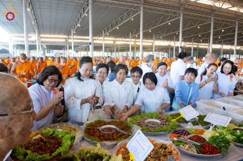 ภาพ No.287339:วันที่ 3 มกราคม พ.ศ.2569 พิธีถวายภัตตาหารเป็นสังฆทาน แด่พระธรรมยาตรา ณ วัดพระธรรมกาย  จังหวัดปทุมธานี ในโครงการธรรมยาตรา กตัญญูบูชา มหาปูชนียาจารย์ พระมงคลเทพมุนี(สด จนฺทสโร) พระผู้ปราบมาร อนุสรณ์สถาน 7 แห่ง ปีที่ 14