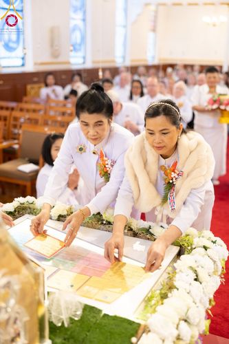 ภาพ No.96397:พิธีทอดกฐินราชันปฐพี ราชินีที่ดิน เพื่อซื้อที่ดินหลังโบสถ์ ฉลองครบรอบ 10 ปีสถาปนาโบสถ์วัดพุทธ วันอาทิตย์ที่ 19 พฤศจิกายน พ.ศ. 2566 ณ วัดพระธรรมกายนิวคาสเซิล ประเทศอังกฤษ