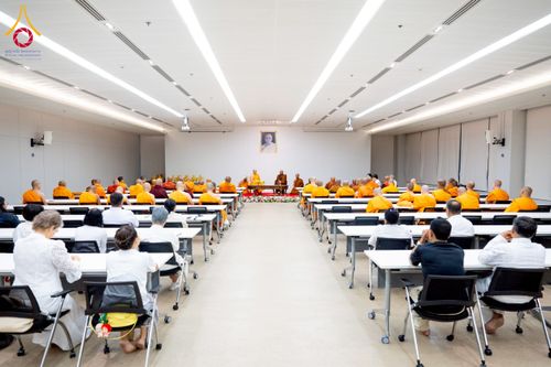 ภาพ No.222346:วันที่ 21 เมษายน พ.ศ. 2568 หลวงพ่อทัตตชีโวต้อนรับคณะสงฆ์ WAB ณ อาคาร 100 ปี คุณยายมหารัตนอุบาสิกาจันทร์ ขนนกยูง วัดพระธรรมกาย