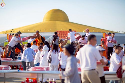 ภาพ No.225026:วันที่ 20 - 27 เมษายน พ.ศ. 2568 "ภาพแห่งความปลื้มที่ไม่มีวันจบ" คณะสงฆ์สามเณร เจ้าหน้าที่ และสาธุชน ร่วมแรงร่วมใจกันเตรียมงานและเก็บงาน เพื่อวันคุ้มครองโลก พิธีถวายมหาสังฆทานคณะสงฆ์ 40,000 กว่าวัดทั่วประเทศ