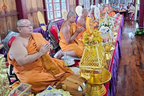 ภาพ No.164233:พิธีทอดกฐิน ณ วัดโคกสว่างสามัคคี อ.เมืองเพชรบูรณ์ จ.เพชรบูรณ์ ในโครงการกฐินสามัคคีทั่วไทย 30,000 วัด บูชาธรรม 80 ปี หลวงพ่อธัมมชโย โดย คณะศิษยานุศิษย์วัดพระธรรมกาย วันที่ 20 ตุลาคม พ.ศ. 2567