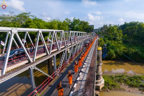 ภาพ No.105152:สามเณรธรรมทายาทชาวอินโดนีเซียกว่า 1,000 รูป เดินธรรมยาตรา บูชาพระสัมมาสัมพุทธเจ้า ณ มหาเจดีย์บุโรพุทโธ ประเทศอินโดนีเซีย ในวันที่ 27 ธันวาคม พ.ศ. 2566