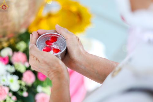 ภาพ No.80238:สาธุชนร่วมสรงน้ำพระและทำบุญ เนื่องในวันสงกรานต์ ณ หอฉันคุณยายอาจารย์ฯ วัดพระธรรมกาย วันที่ 13 เมษายน พ.ศ. 2566