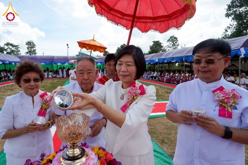 ภาพ No.255441:วันที่ 13 ตุลาคม พ.ศ. 2568 พิธีบรรจุพระบรมสารีริกธาตุ ผูกผ้า 7 สี เพื่อความเป็นสิริมงคล  และ ยกช่อฟ้า ประดิษฐานบนหลังคาอุโบสถวัดทุ่งเจริญธรรม ถวายบูชาธรรม 81 ปี หลวงพ่อธัมมชโย โดยคณะศิษยานุศิษย์ ณ วัดทุ่งเจริญธรรม อ.อมก๋อย จ.เชียงใหม่