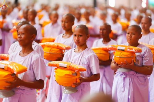 ภาพ No.103071:พิธีขอขมา มอบบาตรและผ้าไตร ธรรมทายาทชาวอินโดนีเซียกว่า 1,000 คน ณ มหาเจดีย์บุโรพุทโธ ประเทศอินโดนีเซีย ในวันที่ 19 ธันวาคม พ.ศ. 2566