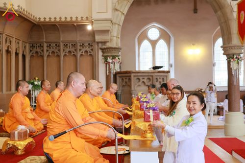 ภาพ No.172139:พิธีทอดกฐิน วัดพระธรรมกายสก็อตแลนด์ บูชาธรรม 80 ปี หลวงพ่อธัมมชโย โดยคณะศิษยานุศิษย์วัดพระธรรมกาย วันที่ 25 ตุลาคม พ.ศ. 2567