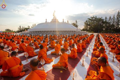 ภาพ No.192615:พิธีจุดประทีปถวายเป็นพุทธบูชา และบูชาธรรมมหาปูชนียาจารย์ ณ อนุสรณ์สถานคลองบางนางแท่น อ.สามพราน จ.นครปฐม ในโครงการธรรมยาตรา กตัญญูบูชา มหาปูชนียาจารย์ พระมงคลเทพมุนี(สด จนฺทสโร) พระผู้ปราบมาร อนุสรณ์สถาน 7 แห่ง ปีที่ 13 วันที่ 10 มกราคม พ.ศ. 2568