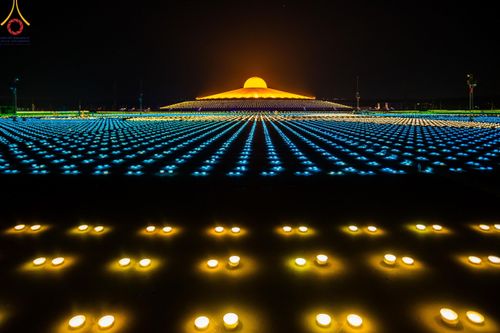 ภาพ No.59849:คณะสงฆ์และสาธุชนร่วมใจกัน สวดมนต์บทธัมมจักกัปปวัตนสูตร ครบ 6,315,808,080 จบ และจุดประทีปแปรอักษร ถวายเป็นพุทธบูชา เนื่องในวาระ "ฉลองอายุวัฒนมงคล 80 ปี หลวงพ่อธัมมชโย" ณ ลานธรรม มหารัตนวิหารคด วัดพระธรรมกาย