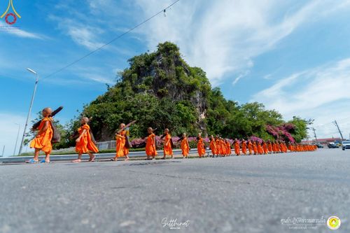 ภาพ No.222118:วันที่ 26-27 เมษายน พ.ศ. 2568 ศูนย์ปฏิบัติธรรมสวนผึ้ง ร่วมกับ ธุดงค์คสถานประจวบคีรีขันธ์ และวัดอ่าวน้อย  จัดกิจกรรมเดินธรรมยาตรา ตักบาตรข้าวสารอาหารแห้ง และจุดประทีปถวายเป็นพุทธบูชา ณ วัดอ่าวน้อย จ.ประจวบคีรีขันธ์