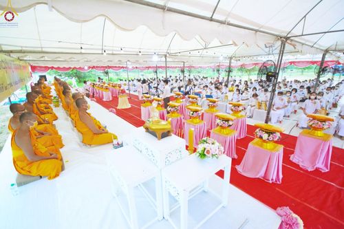 พิธีทอดผ้าป่า พิธีอัญเชิญปฐมรัตนปฐวี และพิธีตอกเสาเข็มต้นสุดท้าย เพื่อสถาปนาอาคาร 80 ปี หลวงพ่อธัมมชโย ณ ศูนย์ปฏิบัติธรรมวิหารแดง ตำบลเจริญธรรม อำเภอวิหารแดง จ.สระบุรี  วันที่ 23 กรกฎาคม พ.ศ. 2566