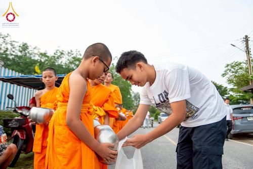 ภาพ No.217907:วันศุกร์ที่ 11 เมษายน พ.ศ. 2568 พระและสามเณร 99 รูป จากศูนย์ปฏิบัติธรรมระยอง(บ้านช่องลม) บิณฑบาต ณ ทุ่งปอเทือง ต.บางบุตร อ.บ้านค่าย จ.ระยอง เพื่อเป็นการฝึกสามเณรภาคฤดูร้อน ผ่านกิจวัตรบิณฑบาตในพื้นที่ชุมชน