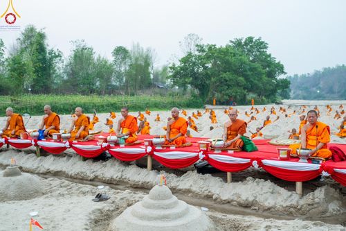 ภาพ No.138610:Photo Story  มหัศจรรย์วัดดงดินแดง Episode 6 พระภิกษุ-สามเณร ในโครงการบรรพชาอุปสมบทหมู่  กว่า 500 รูป และศีลจาริณีกว่า 300 คน ร่วมกันก่อพระเจดีย์ทราย 20,000 องค์ และจุดประทีป  บูชาธรรม 80 ปี หลวงพ่อธมฺมชโย กลางลำน้ำแม่ตื่น