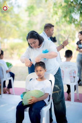 ภาพ No.216845:วันเสาร์ที่ 5 เมษายน พ.ศ. 2568 พิธีตัดปอยผม พิธีขอขมาผู้ปกครอง พิธีมอบบาตรและผ้าไตร พิธีบรรพชา ณ ศูนย์ปฏิบัติธรรมและศูนย์อบรมเยาวชนพระนครศรีอยุธยา ต.พุทเลา อ.บางปะหัน จ.พระนครศรีอยุธยา