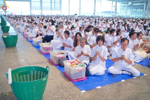 ภาพ No.122989:พิธีตักบาตร และพิธีบูชาข้าวพระ ในวันอาทิตย์ต้นเดือนที่ 4 กุมภาพันธ์ พ.ศ. 2567 ณ วัดพระธรรมกาย จ.ปทุมธานี