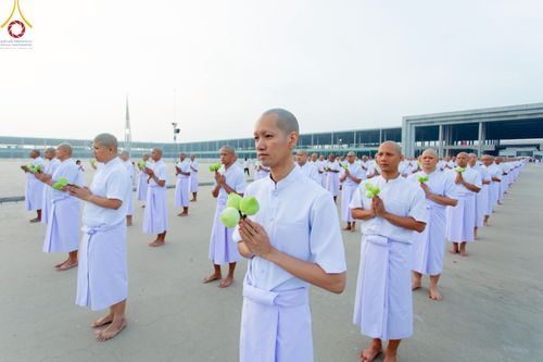 ภาพ No.216921:วันเสาร์ที่ 12 เมษายน พ.ศ. 2568 พิธีเวียนประทักษิณรอบพระมหาธรรมกายเจดีย์  พิธีวันทาเจดีย์ พิธีขอขมาและมอบผ้าไตร ในโครงการอุปสมบทหมู่ บูชาธรรมหลวงพ่อธัมมชโย, โครงการธรรมทายาท ระดับอุดมศึกษา รุ่นที่ 52 ,  โครงการบวชพระนานาชาติ AEC & WAB CEO รุ่นที่ 4 , ณ ว