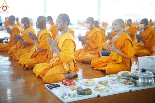 ภาพ No.205652:พิธีสวดพระพุทธมนต์ และถวายภัตตาหารเมนูสวรรค์แด่พระภิกษุ สามเณร วันจันทร์ที่ 3 กุมภาพันธ์ พ.ศ. 2568 ณ หอฉันคุณยายอาจารย์ฯ วัดพระธรรมกาย