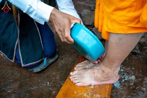 ภาพ No.174420:พิธีตักบาตรพระ,พิธีทอดผ้าป่า พิธีกลั่นแผ่นดินโปรยรัตนชาติ  สร้างพระอุโบสถและเจดีย์ วัดป่าสัมมาทิฏฐิและวัดสิริขันโท แขวงอัตตะปือ สปป. ลาว วันที่ 29 ตุลาคม พ.ศ. 2567