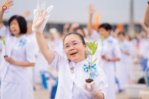ภาพ No.160392:พิธีปลูกต้นทรัพย์บานชื่น ณ ลานธรรม พระมหาธรรมกายเจดีย์ วัดพระธรรมกาย จ.ปทุมธานี วันพฤหัสบดีที่ 10 ตุลาคม พ.ศ. 2567