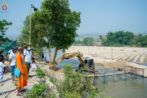 ภาพ No.140305:Photo Story มหัศจรรย์วัดดงดินแดง  EP.8  ภาพการเตรียมงาน การปฎิบัติงาน ของเหล่าผู้ทุ่มเทและเสียสละ เพื่อความสำเร็จของความมหัศจรรย์ ณ วัดดงดินแดง ต.ม่อนจอง อ.อมก๋อย จ.เชียงใหม่ วันที่ 1-7 เมษายน พ.ศ. 2567