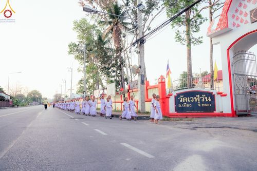 ภาพ No.133413:พิธีขอขมารับผ้าไตร, พิธีบรรพชาสามเณร, สามเณรออกบิณฑบาต ในโครงการบรรพชาสามเณร ฟื้นฟูพระพุทธศาสนาทั่วไทย  ณ ศูนย์ปฏิบัติธรรม และอบรมเยาวชนเมืองยะลา วันที่ 3 เมษายน พ.ศ. 2567