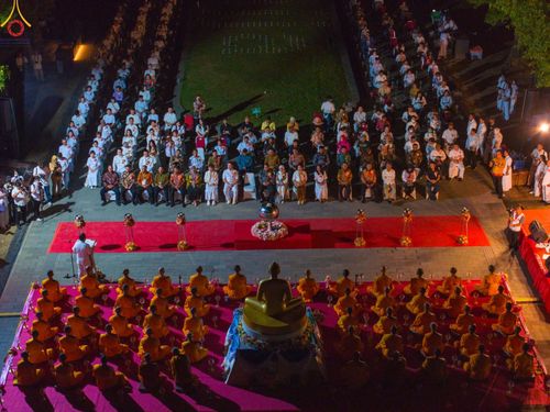 ภาพ No.104182:พิธีจุดประทีป ถวายเป็นพุทธบูชา สามเณรธรรมทายาทชาวอินโดนีเซียกว่า 1,000 รูป ณ มหาเจดีย์บุโรพุทโธ ประเทศอินโดนีเซีย ในวันที่ 23 ธันวาคม พ.ศ. 2566