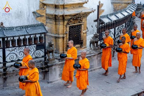 ภาพ No.213081:วันที่ 17 - 18 มีนาคม พ.ศ. 2568 คณะสงฆ์และสามเณรเดินบิณฑบาต รอบเมืองในพื้นที่ วัดสยมภูวนาถและราชวังปาตัน ณ เมืองกาฐมาณฑุ ประเทศเนปาล