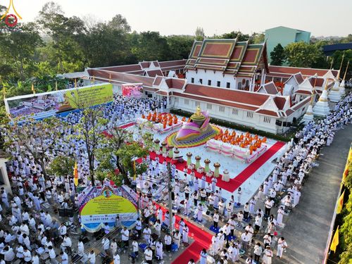 ภาพ No.197117:พิธีจุดประทีปถวายเป็นพุทธบูชา และบูชาธรรมมหาปูชนียาจารย์ ณ วัดโบสถ์(บน) ตำบลบางคูเวียง อำเภอบางกรวย จังหวัดนนทบุรี ในโครงการธรรมยาตรา กตัญญูบูชา มหาปูชนียาจารย์ พระมงคลเทพมุนี(สด จนฺทสโร) พระผู้ปราบมาร อนุสรณ์สถาน 7 แห่ง ปีที่ 13 วันที่ 18 มกราคม พ.ศ. 25