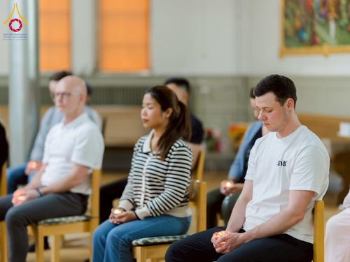 ภาพ No.232637:วันเสาร์ที่ 5 กรกฎาคม พ.ศ. 2568 Candlelight meditation & Vigil พิธีจุดเทียนให้สว่าง สู่ทางสงบ ณ วัดพระธรรมกายนอร์ธสวีเดน