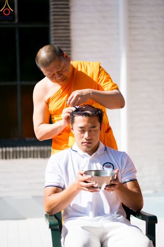 ภาพ No.83326:พิธีตัดปอยผมธรรมทายาทและฝากตัวเป็นศิษย์ ในโครงการอบรมพระธรรมทายาททวีปยุโรป รุ่นที่ 9 วันพุธที่ 12 มิถุนายน พ.ศ. 2566 ณ วัดพระธรรมกายเบเนลักซ์ ประเทศเบลเยี่ยม