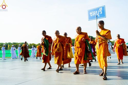 ภาพ No.219245:บรรยากาศการเดินทางเข้าวัดพระธรรมกาย , การต้อนรับปฏิสันถาร , การฉันภัตตาหารเช้า , การลงทะเบียนพระสังฆาธิการ  เนื่องในวันคุ้มครองโลก พิธีถวายมหาสังฆทานคณะสงฆ์ 40,000 กว่าวัดทั่วประเทศ ณ วัดพระธรรมกาย