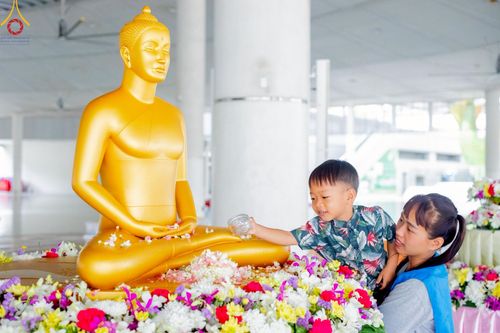 ภาพ No.217488:วันจันทร์ที่ 14 เมษายน พ.ศ. 2568 กิจกรรมสรงน่ำพระ สั่งสมบุญเนื่องในเทศกาลสงกรานต์ 14-16 เมษายน พ.ศ.2568 เวลา 06:00-13:00 น. ณ หอฉันคุณยายอาจารย์ฯ วัดพระธรรมกาย