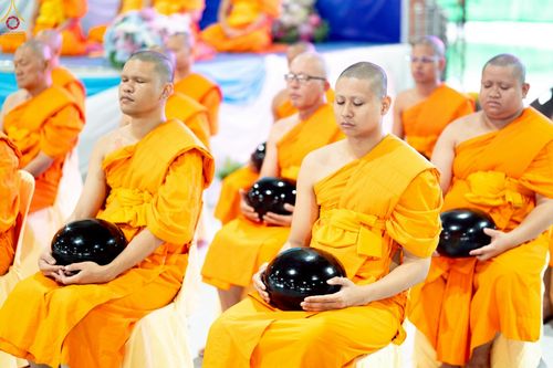 ภาพ No.235289:วันที่ 27 กรกฎาคม พ.ศ. 2568 พิธีตักบาตรฉลองพระใหม่ โครงการบรรพชาและอุปสมบทมู่รุ่นเข้าพรรษา ณ วัดพระธรรมกาย