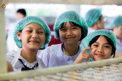 ภาพ No.58789:V.40 ภัตตาหารพระหมื่นวัด เราจัดให้ การปฏิบัติงานของเจ้าหน้าที่และอาสาสมัคร เพื่อรับบุญในการถวายภัตตาหาร แด่คณะสงฆ์ 10,000 กว่าวัดทั่วประเทศ ที่มาร่วมงานวันคุ้มครองโลก จันทร์ที่ 22 เมษายน พ.ศ. 2567 ณ วัดพระธรรมกาย