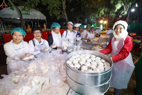 ภาพ No.189939:พิธีถวายภัตตาหารเป็นสังฆทาน แด่พระธรรมยาตรา ณ อนุสรณ์สถานมหาวิหารพระมงคลเทพมุนี (โลตัสแลนด์) อ.สองพี่น้อง จ.สุพรรณบุรี ในโครงการธรรมยาตรา กตัญญูบูชา มหาปูชนียาจารย์ พระมงคลเทพมุนี(สด จนฺทสโร) พระผู้ปราบมาร อนุสรณ์สถาน 7 แห่ง ปีที่ 13 วันที่ 6 มกราคม 2568