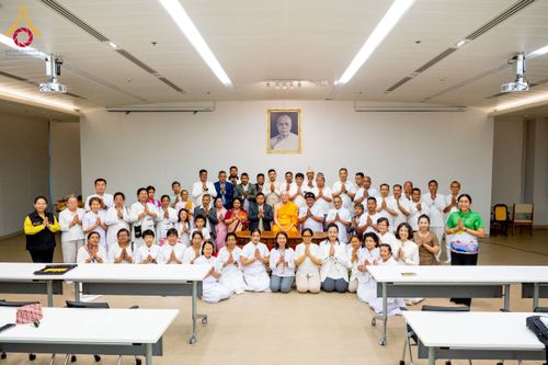 ภาพ No.222684:วันที่ 23 เมษายน พ.ศ. 2568 หลวงพ่อทัตตชีโวต้อนรับคณะสงฆ์เนปาล ณ อาคาร 100 ปี คุณยายมหารัตนอุบาสิกาจันทร์ ขนนกยูง วัดพระธรรมกาย