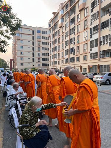 ภาพ No.136015:พระธรรมทายาท โครงการบวชพระนานาชาติ AEC & WAB ผู้บริหารรุ่นที่ 2 บิณฑบาต ณ หอฉันคุณยายอาจารย์ฯ เมืองแก้วมณี หมู่บ้านแก้วพุทธรักษา วันที่ 28 เมษายน พ.ศ. 2567