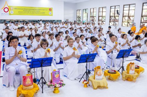 ภาพ No.160771:พิธีเจริญพระพุทธมนต์ และปิดแผ่นทองรูปเหมือน พระเดชพระคุณพระมงคลเทพมุนี (สด จนฺทสโร) พระผู้ปราบมาร จำนวน 3 องค์ วันเสาร์ที่ 5 ตุลาคม พ.ศ. 2567 ณ อาคารปลูกศรัทธา 2 (ชานชลาเดิม) วัดพระธรรมกาย อ.คลองหลวง จ.ปทุมธานี