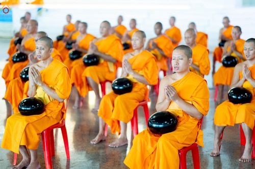 ภาพ No.227840:วันอาทิตย์ที่ 1 มิถุนายน พ.ศ. 2568 พิธีตักบาตร , พิธีบูชาข้าวพระ ณ วัดพระธรรมกาย จ.ปทุมธานี