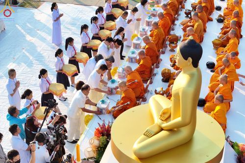 ภาพ No.184691:พิธีตักบาตรพระ 10,000 รูป ครั้งที่ 3 เนื่องในโอกาส 193 ปี จังหวัดกาญจนบุรี อุทิศส่วนกุศลให้แด่บรรพชน และเพื่อช่วยเหลือผู้ประสบภัยพิบัติต่างๆ วันเสาร์ที่ 21 ธันวาคม พ.ศ. 2567