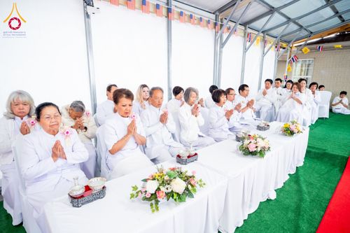 ภาพ No.135440:พิธีเจริญพระพุทธมนต์สมโภช แก้วบรมจักรพรรดิรัตนอนันต์ สถาปนาอาคารปฏิบัติธรรม แก้วธรรมชัยรัตนอนันต์ บูชาธรรมเนื่องในโอกาสอายุวัฒนมงคล 80 ปี หลวงพ่อธัมมชโย (22 เมษายน พ.ศ. 2567) วันพุธที่ 3 เมษายน พ.ศ. 2567 ณ วัดพระธรรมกายเทนเนสซี ประเทศสหรัฐอเมริกา