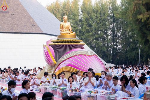 ภาพ No.107506:พิธีตักบาตรพระธรรมยาตราฯ ในโครงการธรรมยาตรากตัญญูบูชา มหาปูชนียาจารย์ พระมงคลเทพมุนี(สด จนฺทสโร) พระผู้ปราบมาร ปีที่ 12 ณ อนุสรณ์สถานมหาวิหารพระมงคลเทพมุนี อ.สองพี่น้อง จ.สุพรรณบุรี วันที่ 7 มกราคม พ.ศ. 2567