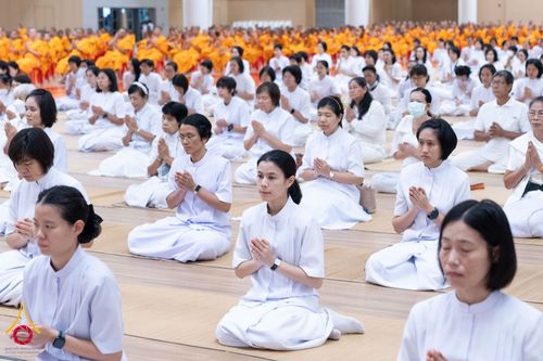 ภาพ No.145995:พิธีเจริญพระพุทธมนต์ ปฏิบัติธรรมเจริญสมาธิภาวนา เพื่อถวายเป็นพระราชกุศล แด่พระบาทสมเด็จพระเจ้าอยู่หัว เนื่องในโอกาสพระราชพิธีมหามงคล เฉลิมพระชนมพรรษา 6 รอบ 28 กรกฎาคม 2567 วันอาทิตย์ที่ 28 กรกฎาคม พ.ศ. 2567  ณ ห้องแก้วสารพัดนึก 2 สภาธรรมกายสากล