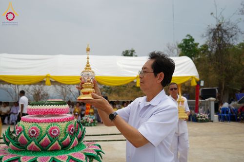 ภาพ No.131417:พิธีอัญเชิญพระบรมสารีริกธาตุ และองค์พระพุทธรัตนกายสิทธิ์ ติดตั้งองค์พระเจดีย์จตุรทิศ ถวายองค์พระเจดีย์ ลานธรรมและกำแพงแก้ว ถวายเป็นพุทธบูชา น้อมถวายบูชาธรรมหลวงพ่ออายุวัฒนมงคล ๘๐ พรรษา วันเสาร์ที่ ๑๖ มีนาคม พ.ศ. ๒๕๖๗ ณ วัดเขาพญาปราบ ต.ตะขบ อ.ปักธงชัย จ.น