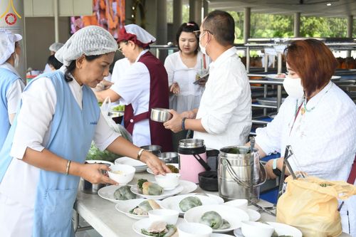 ภาพ No.162102:พิธีถวายภัตตาหารเมนูสวรรค์ เนื่องในวันออกพรรษา (ขึ้น 15 ค่ำ เดือน 11) วันพฤหัสบดีที่ 17 ตุลาคม พ.ศ. 2567 ณ หอฉันคุณยายอาจารย์ฯ วัดพระธรรมกาย