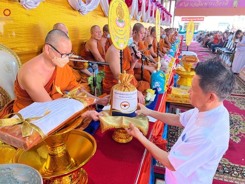 ภาพ No.92802:พิธีประเพณีตักบาตรเทโวโรหณะ พิธีทอดกฐิน และพิธีกรานกฐิน ณ วัดบางบัว แขวงอนุสาวรีย์ เขตบางเขน กรุงเทพมหานคร วันที่ 5 พฤศจิกายน พ.ศ. 2566