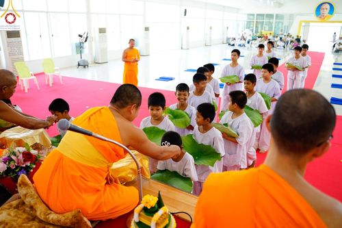 ภาพ No.134813:พิธีตัดปอยผม พิธีขอขมารับผ้าไตร พิธีบรรพชา และพิธีถวายบาตร ในโครงการบรรพชาสามเณร ฟื้นฟูพระพุทธศาสนาทั่วไทย  ณ ศูนย์ปฏิบัติธรรมและศูนย์อบรมเยาวชนเพชรบุรี ต.ท่าแลง อ.ท่ายาง จ.เพชรบุรี