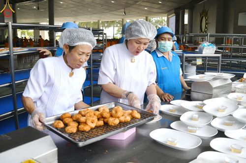 ภาพ No.169737:พิธีถวายภัตตาหารเมนูสวรรค์ "เพื่อการบรรลุธรรม" เนื่องในวันลอยกระทง (ขึ้น 15 ค่ำ เดือน 12) วันศุกร์ที่ 15 พฤศจิกายน พ.ศ. 2567 ณ หอฉันคุณยายอาจารย์ฯ วัดพระธรรมกาย